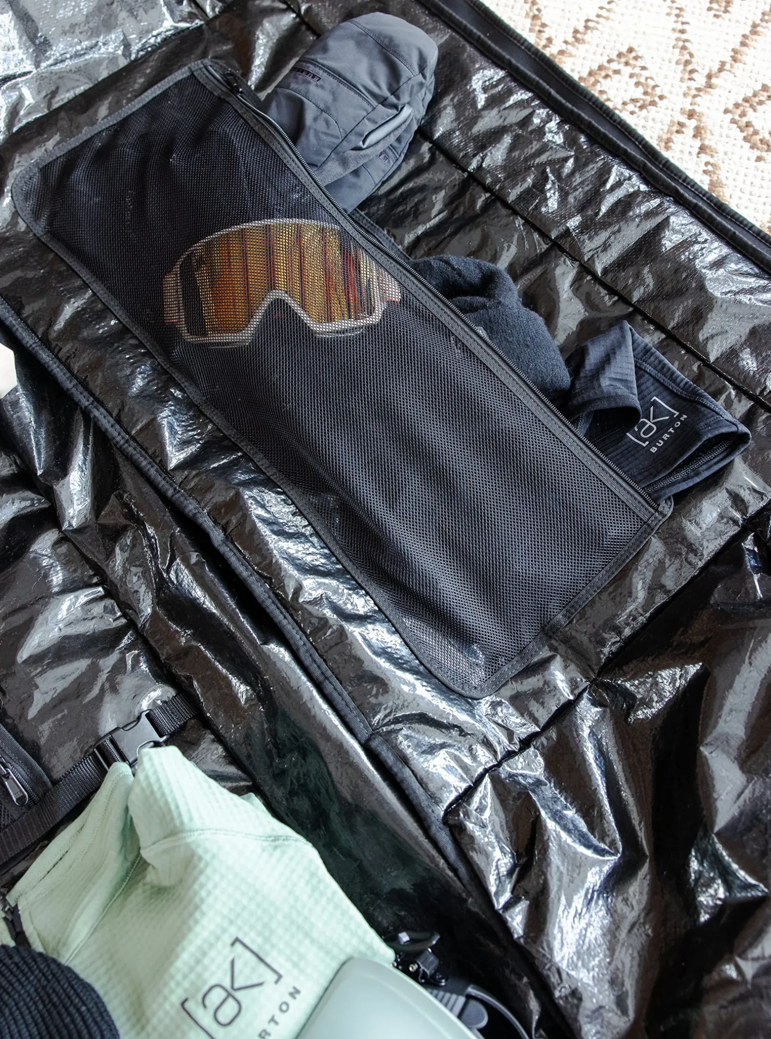 burton_wheelie_flight_att_7.webp Burton Wheelie Flight Attendant Snowboard Bag